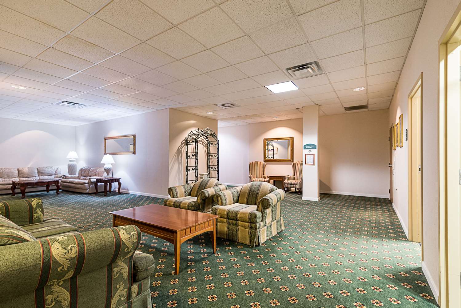 Фото Quality Inn & Suites Schoharie near Howe Caverns