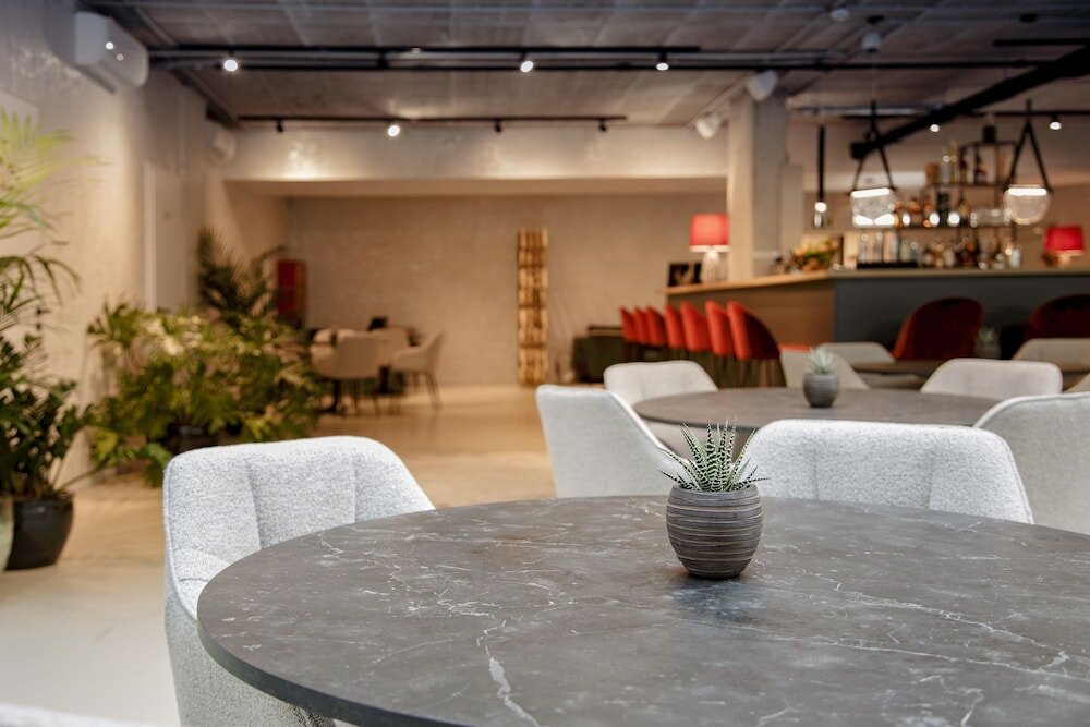 Фото The Amberlyn Suite Hotel