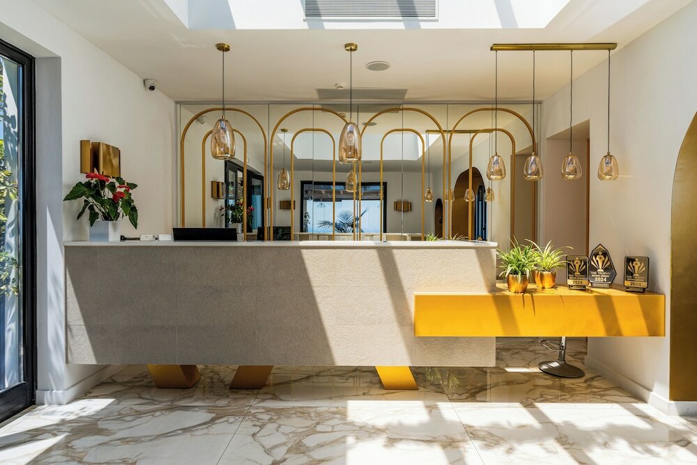 Фото Cresanto Luxury Suites