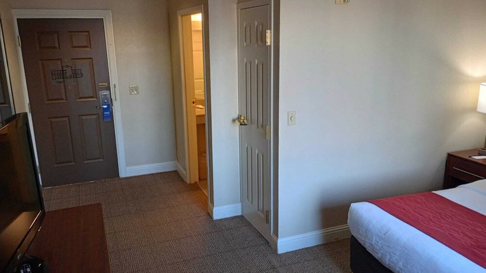 Фото Comfort Inn at Northwest Expressway