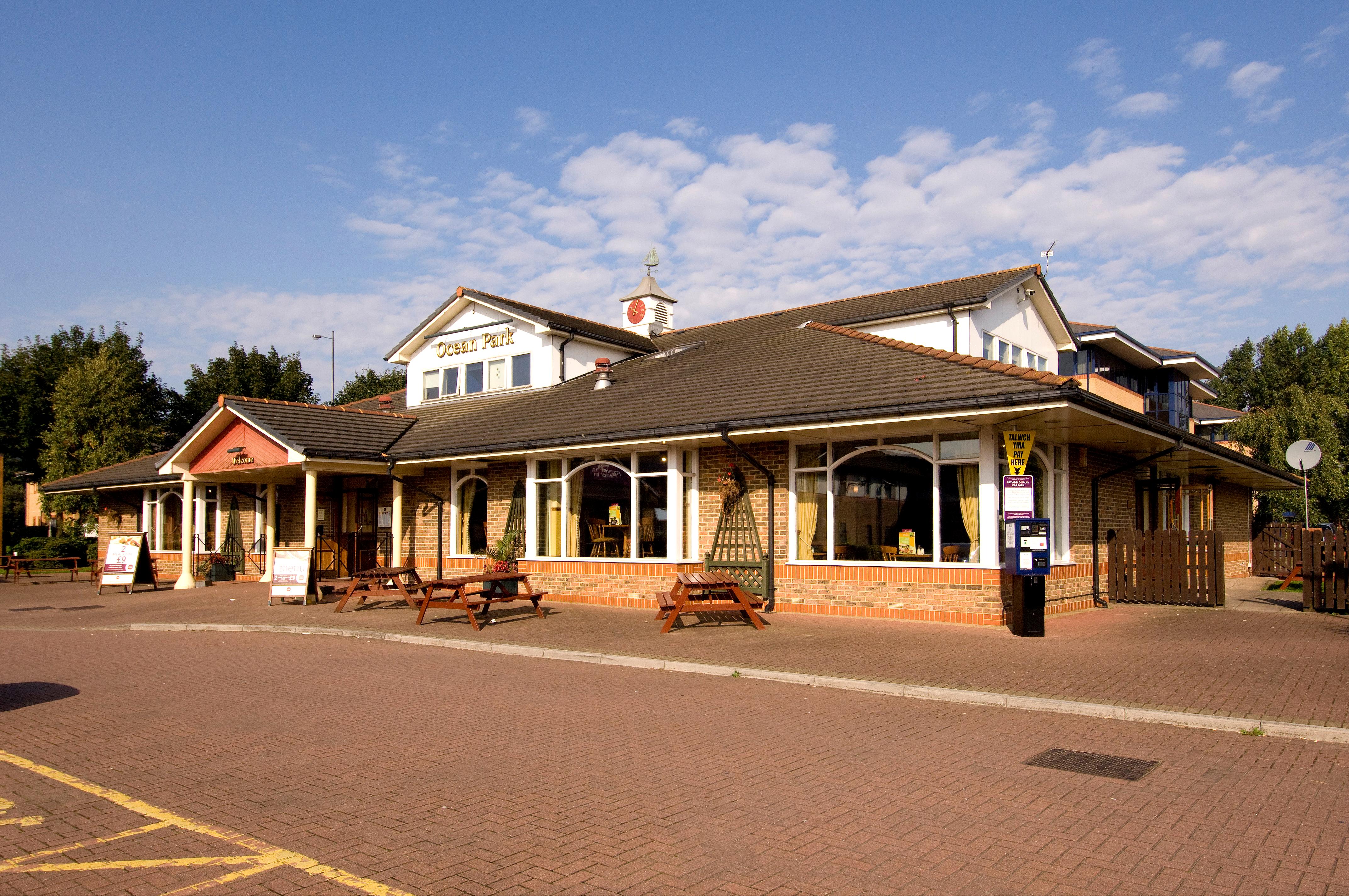 Фото Premier Inn Cardiff City South hotel