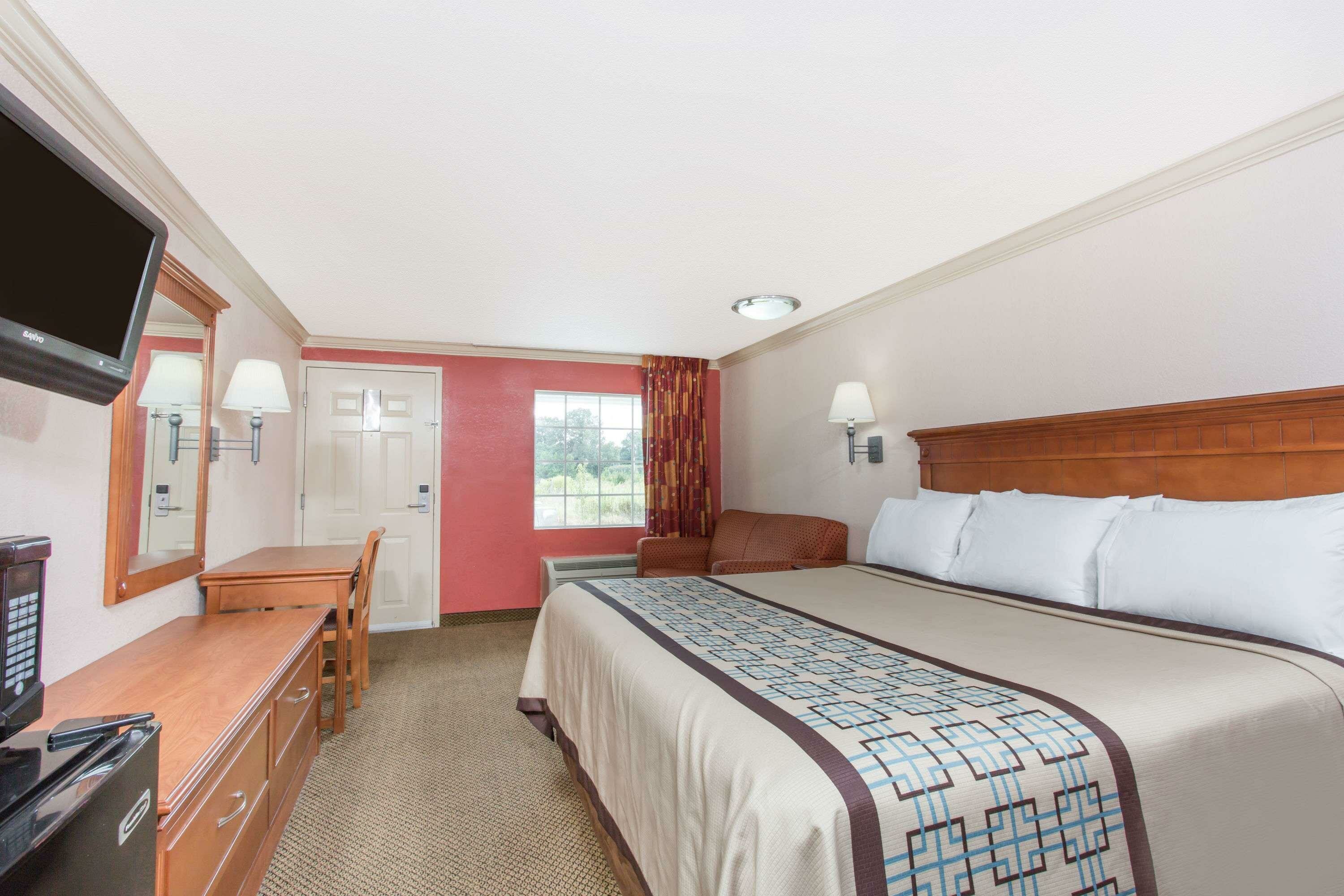 Фото Days Inn by Wyndham Virginia Beach Town Center