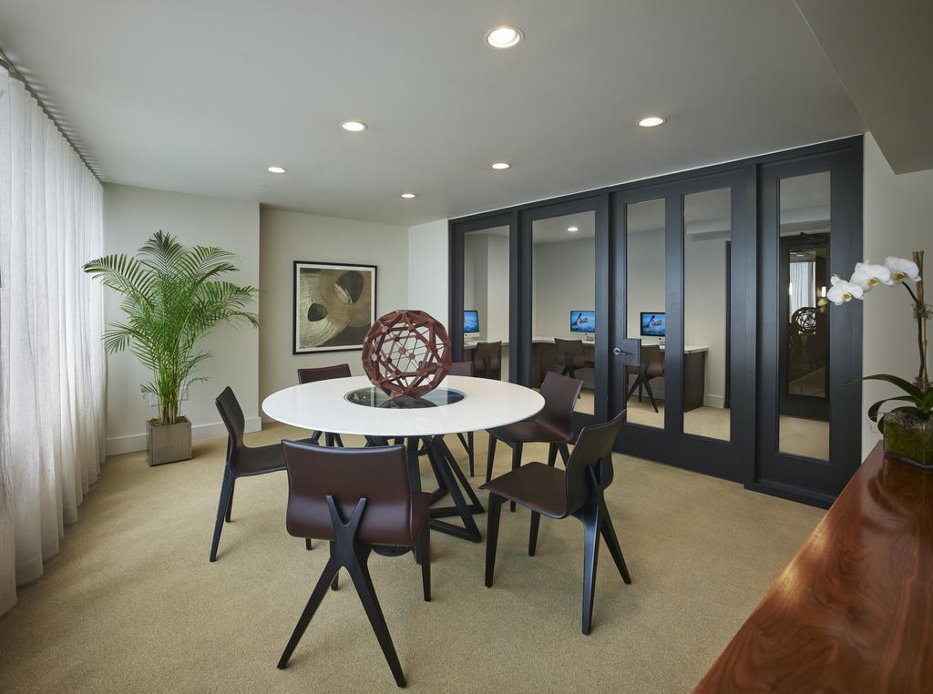 Фото Aka White House