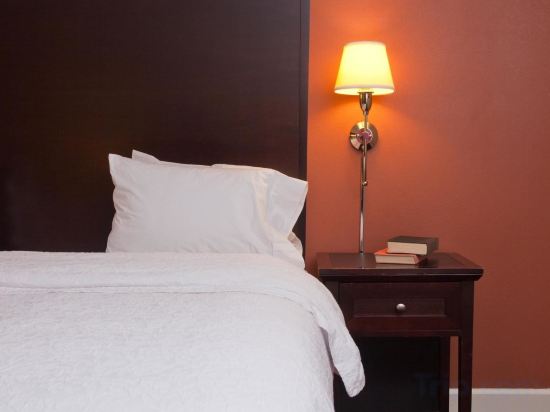 Фото Hampton Inn & Suites Stamford