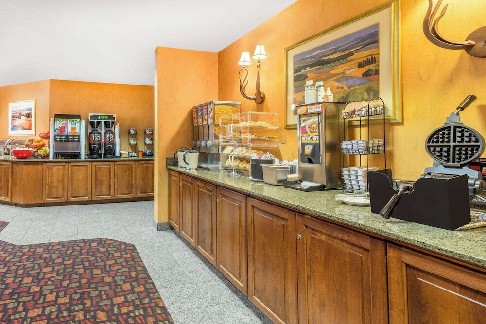 Фото Ramada by Wyndham Kent Seattle Area