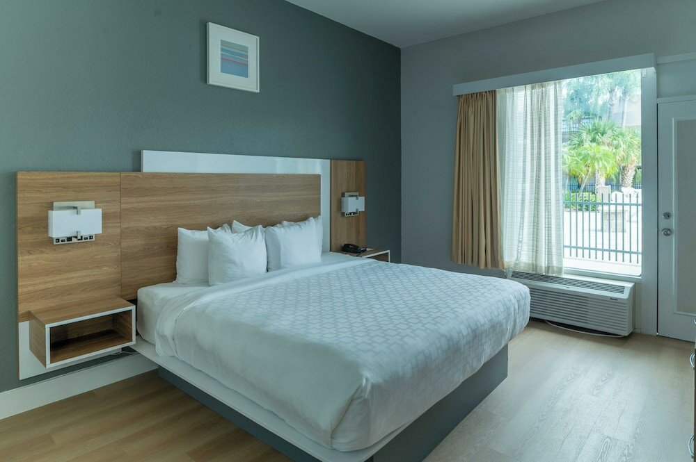 Фото Clarion Inn & Suites Central Clearwater Beach