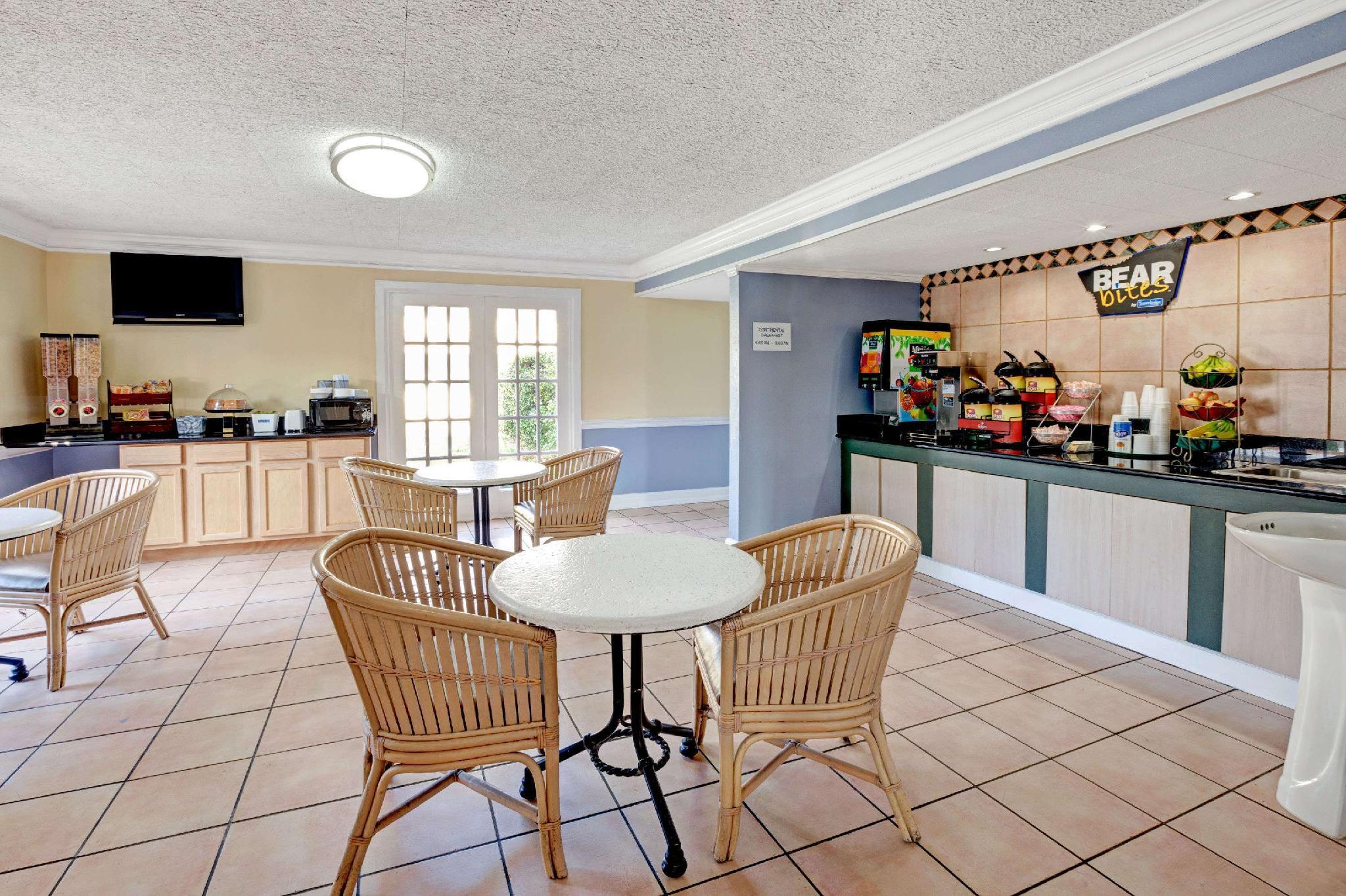 Фото Travelodge by Wyndham North Richland Hills/Dallas/Ft Worth