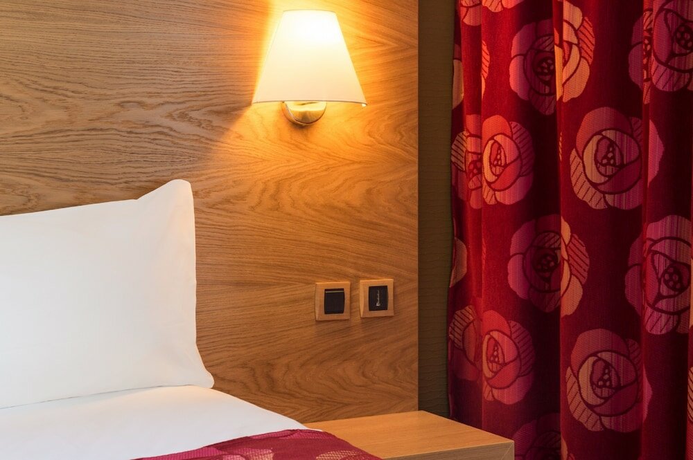 Фото Inter-Hotel De La Tour Maje