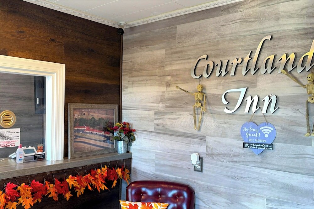 Фото Courtland Inn Motel