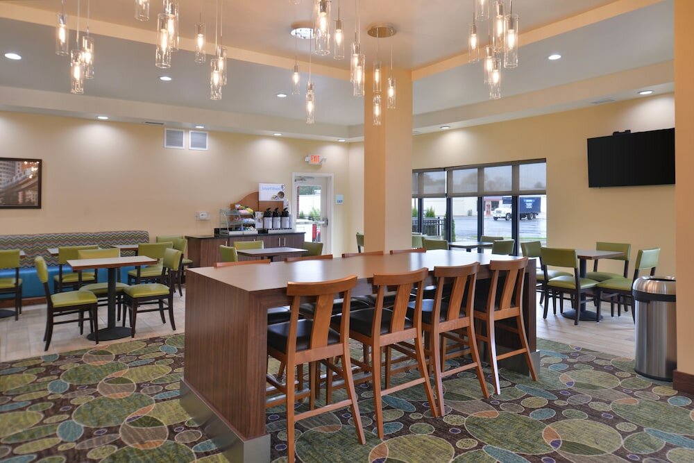 Фото Holiday Inn Express & Suites Dearborn Sw - Detroit Area, an Ihg Hotel