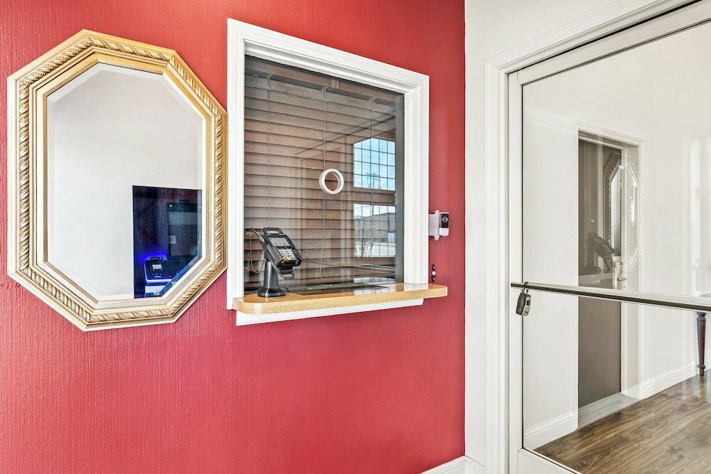 Фото Bonanza Inn & Suites