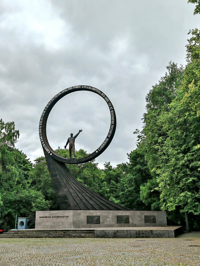 Monument, memorial Покорителям ближней Вселенной, Kaliningrad, photo
