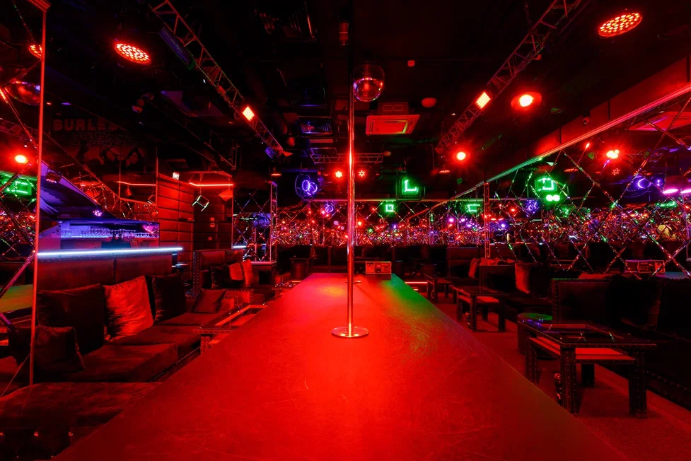 Рианна сексуалды колготки киген