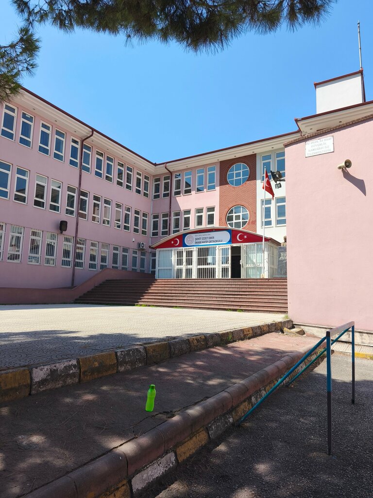 School Sehit Izzet Emir Imam Hatip Middle School, Golcuk, photo