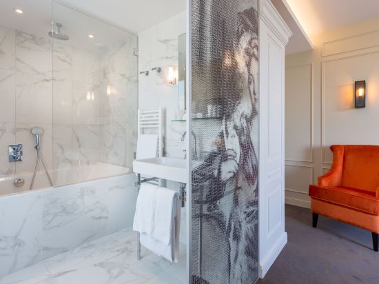 Фото La Comtesse