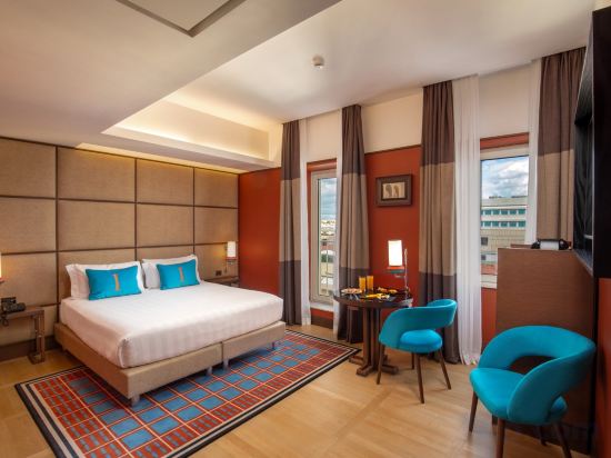 Фото The Independent Hotel