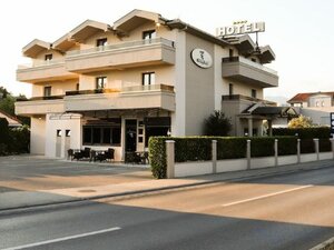 Гостиница Hotel Holiday