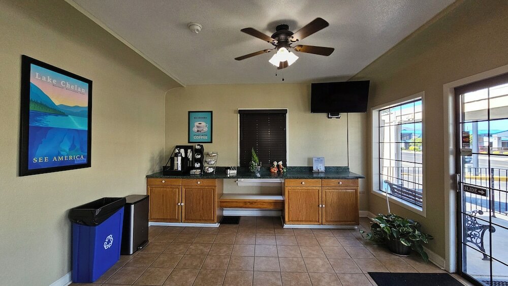 Фото Travelodge by Wyndham Wenatchee