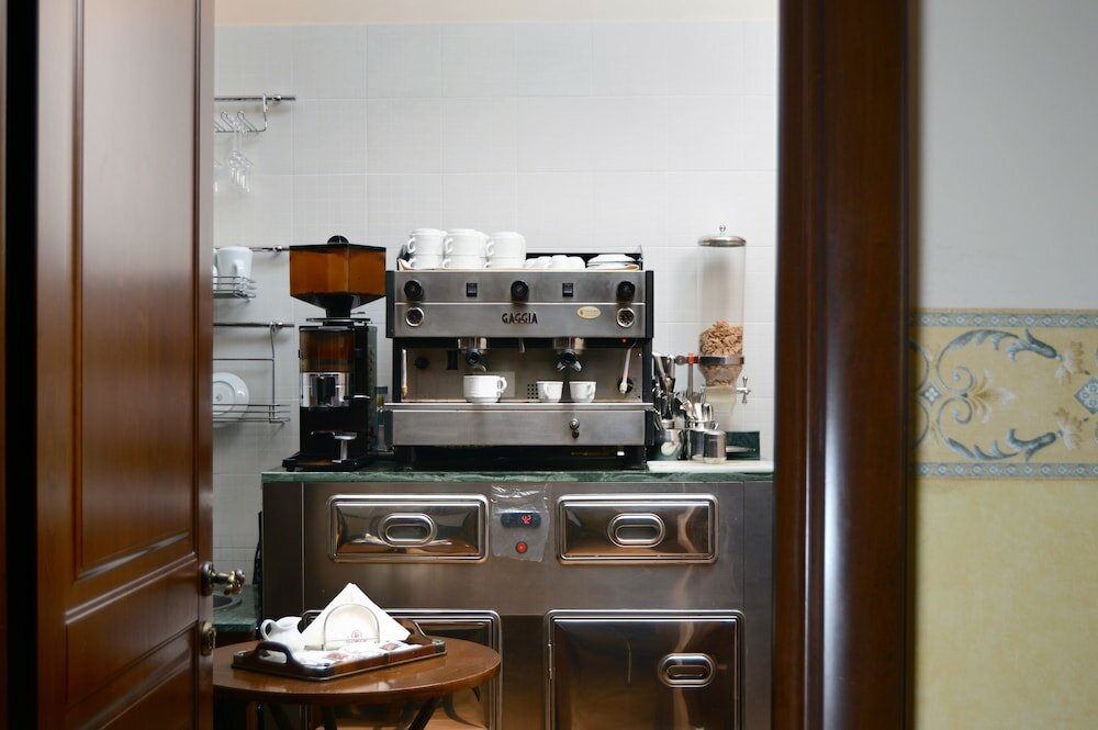 Фото Pinto Storey Hotel