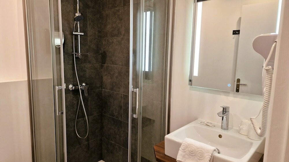 Фото Hôtel Mary’s - Caen Centre Gare Sncf