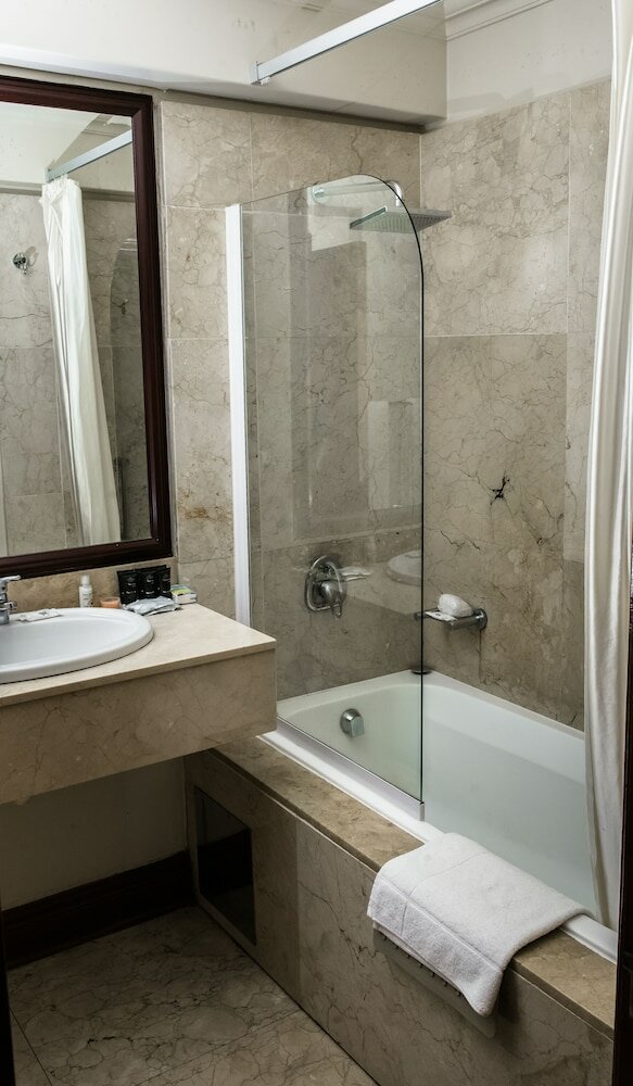 Фото Belaire Suites Hotel