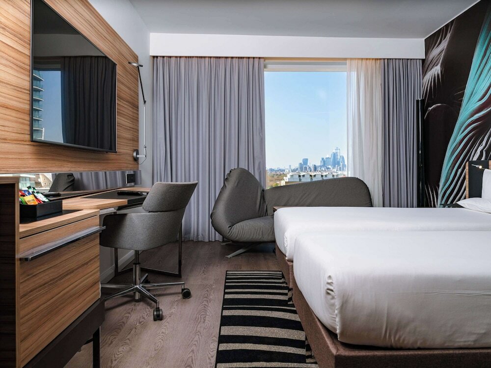 Фото Отель Novotel London Canary Wharf