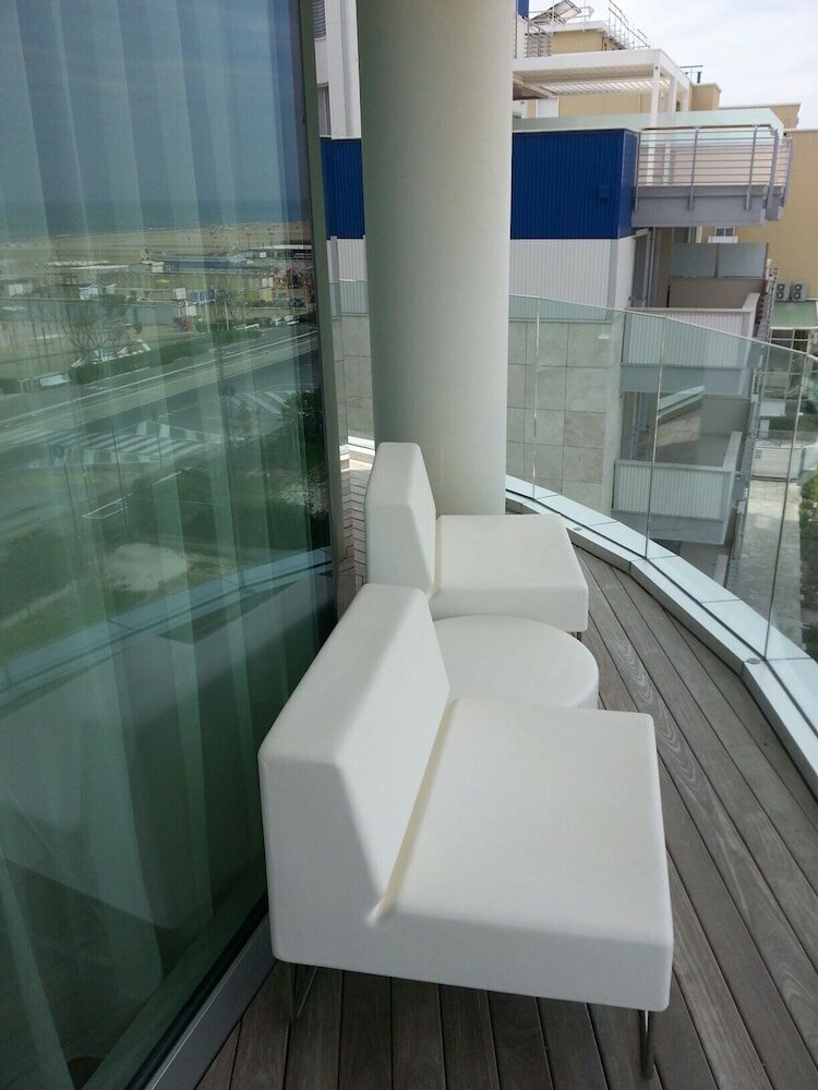 Фото I-Suite Hotel