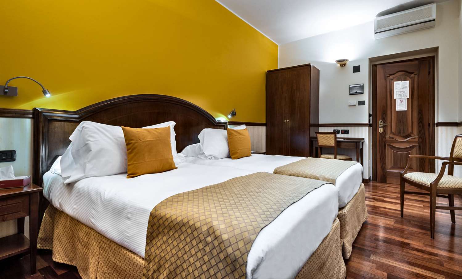 Фото World Hotel Casati 18