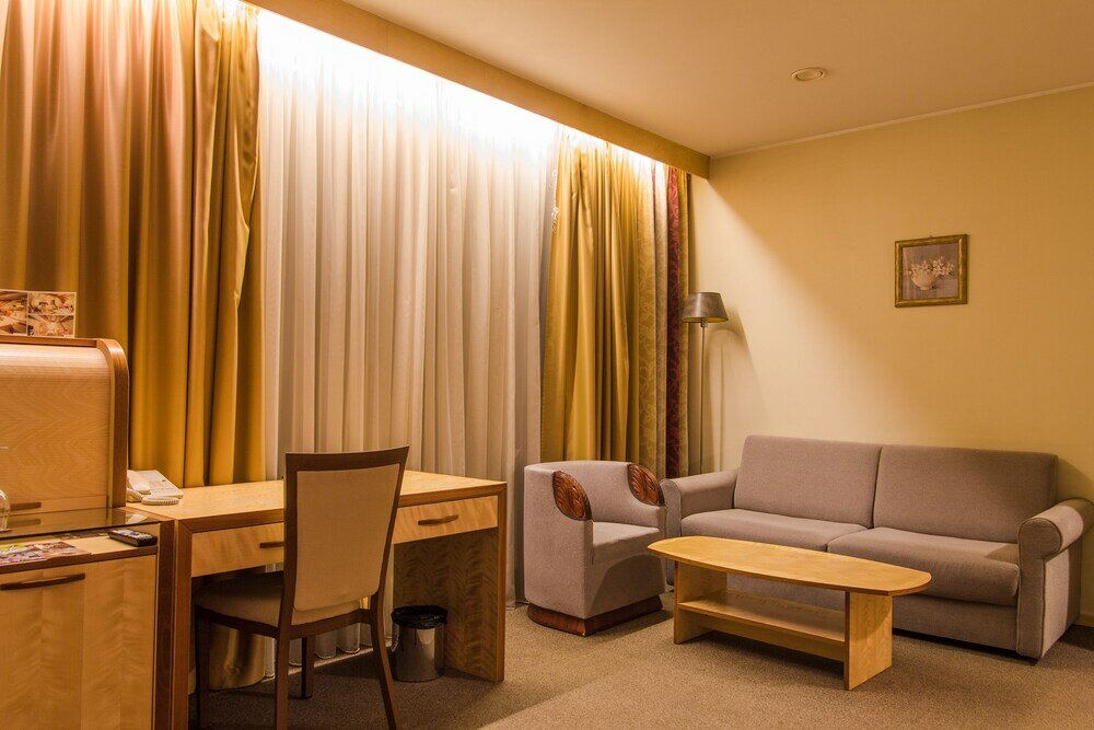 Фото Royal Square Hotel & Suites