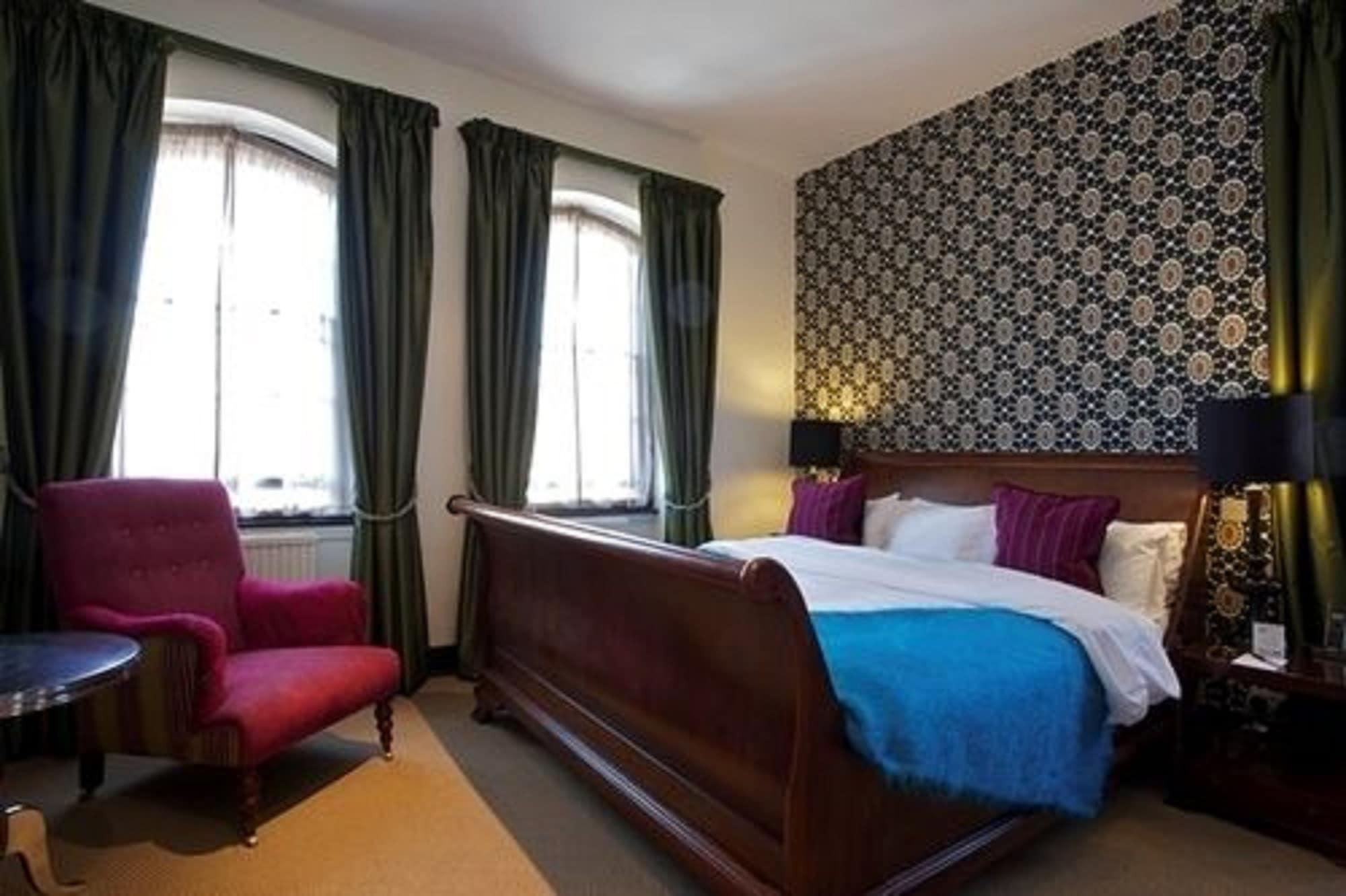 Фото The Feathers Hotel