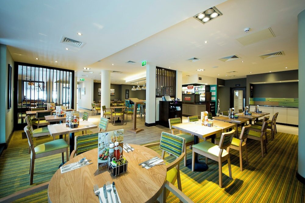 Фото Premier Inn Edinburgh City Centre Royal Mile