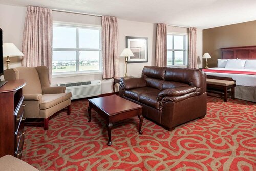 Внешний вид отеля Ramada by Wyndham Sherwood Park в Шервуд-Парке, фото 2