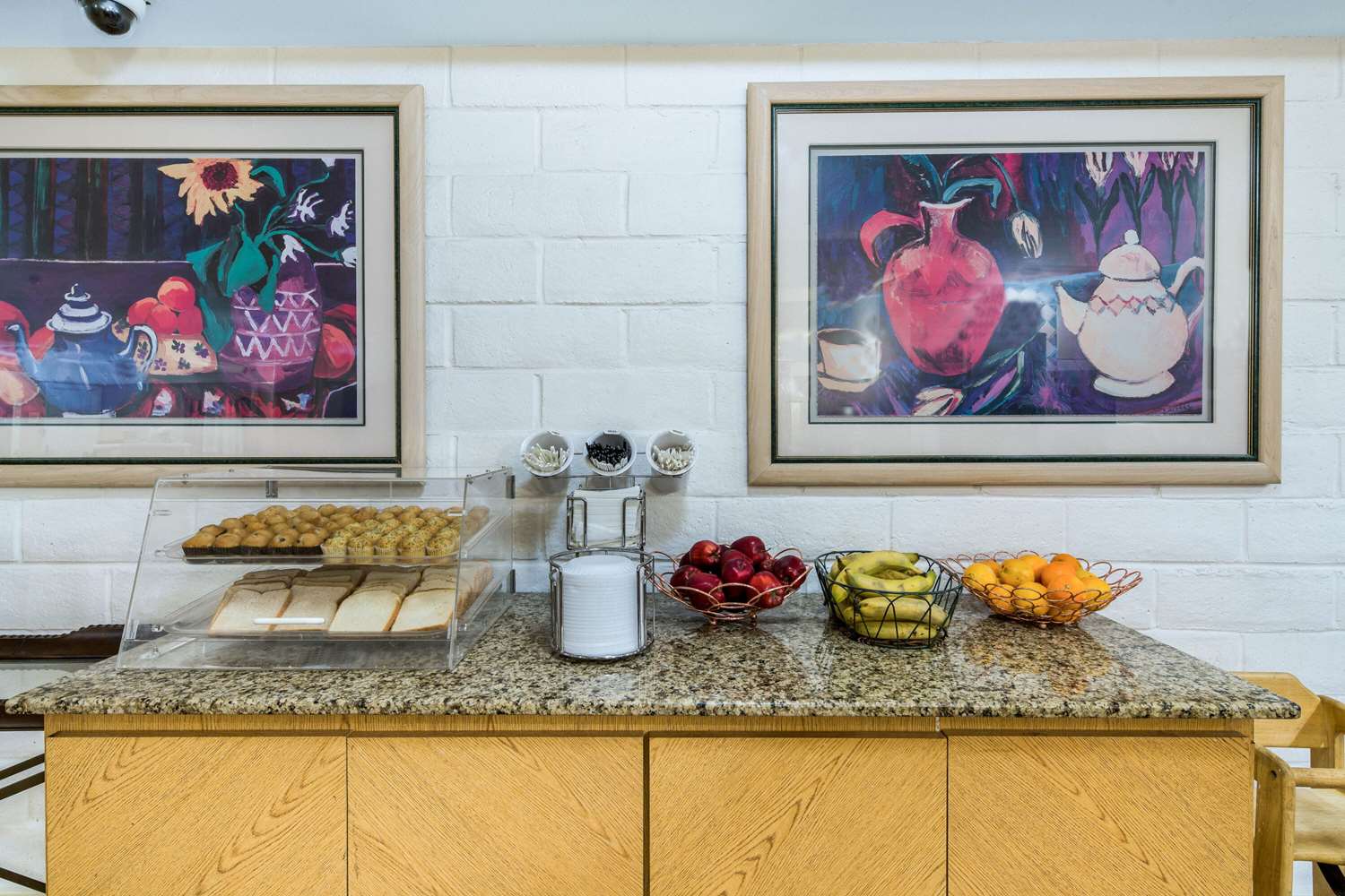 Фото Days Inn by Wyndham San Diego Vista