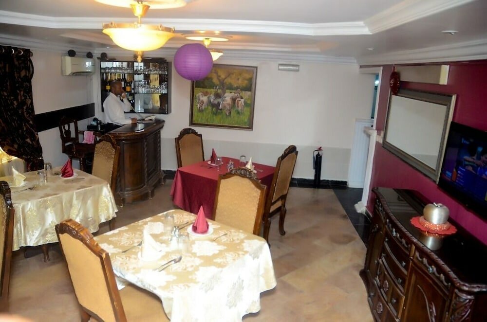 Фото Emperor's PLace Luxury Room