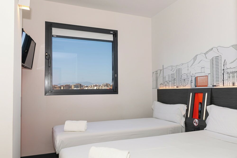 Фото EasyHotel Málaga City Centre