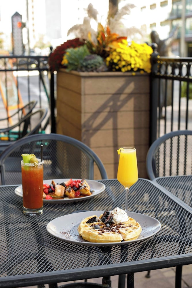 Фото Ambassador Hotel Wichita, Autograph Collection