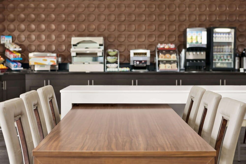 Фото Wingate by Wyndham Lethbridge