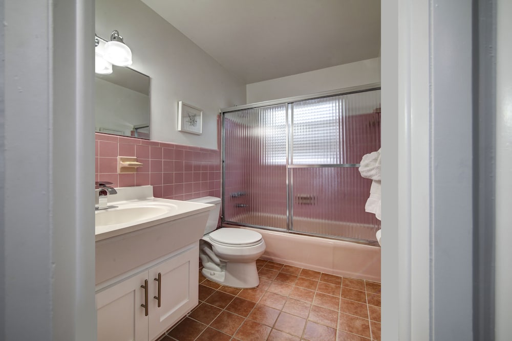 Фото May-Dee Suites