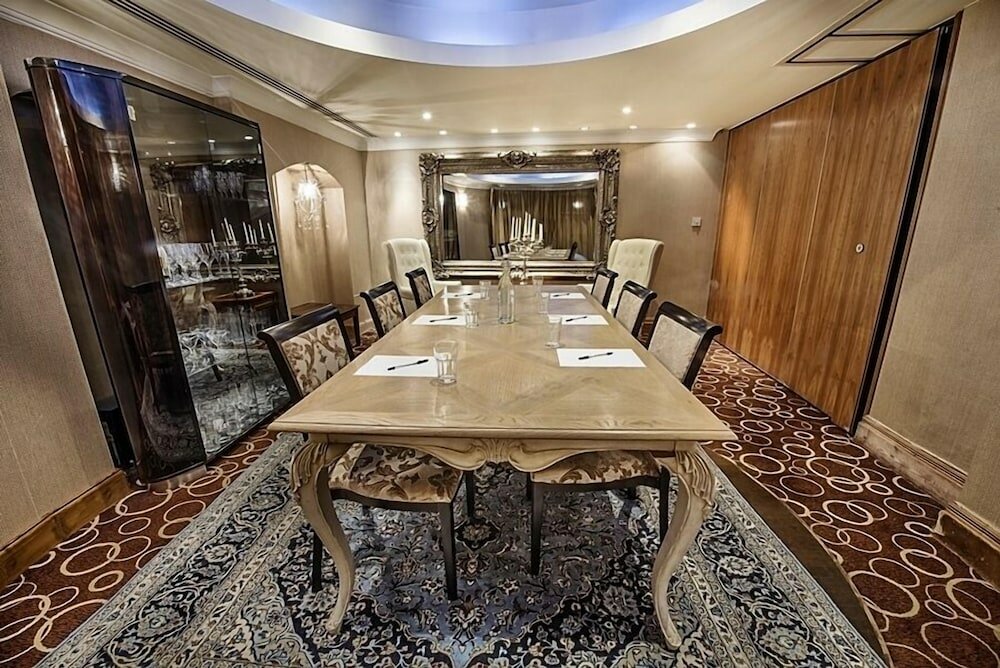 Фото The Colonnade