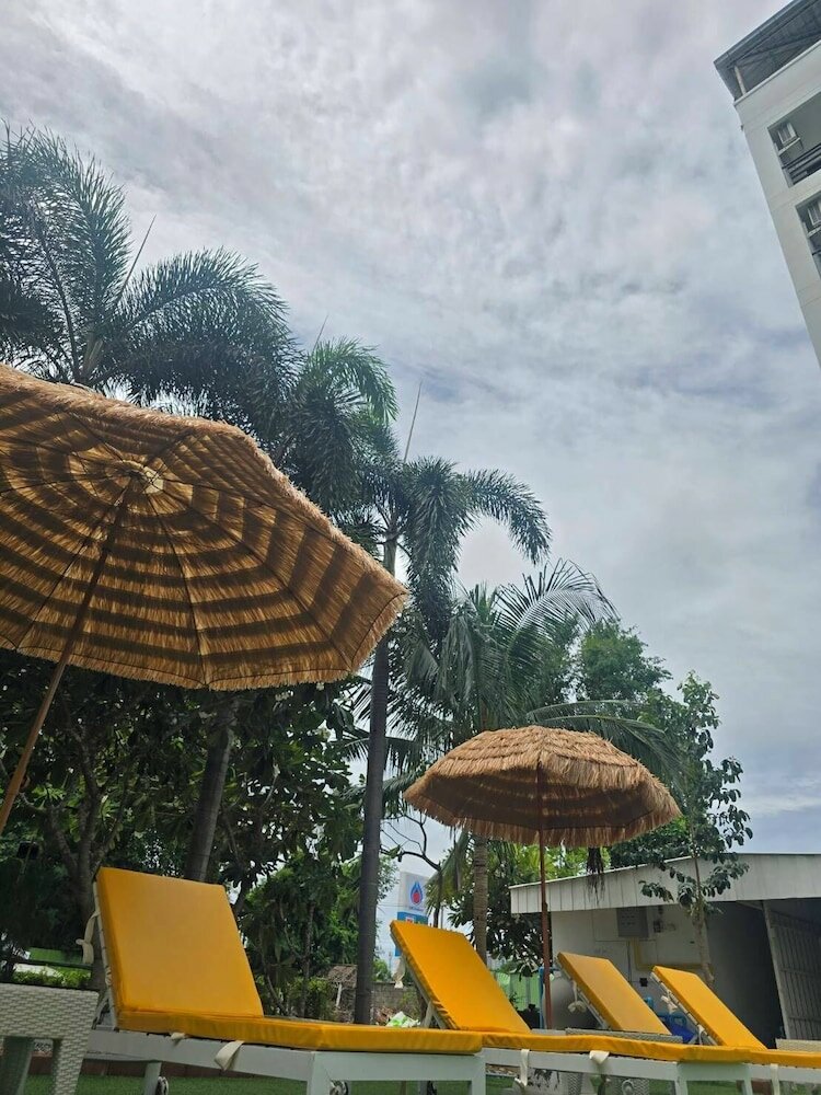 Фото RedDoorz I Talay Resort