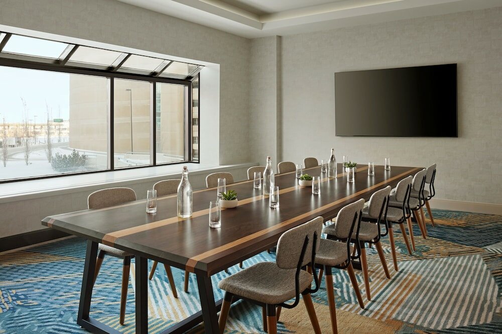 Фото Delta Hotels Calgary Airport In Terminal