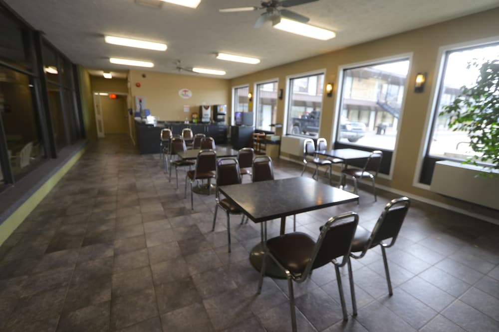 Фото Super 8 by Wyndham Hearst On