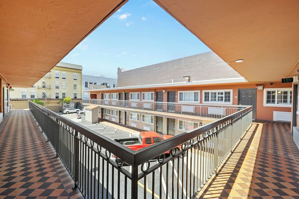 Фото Alexis Park Hotel