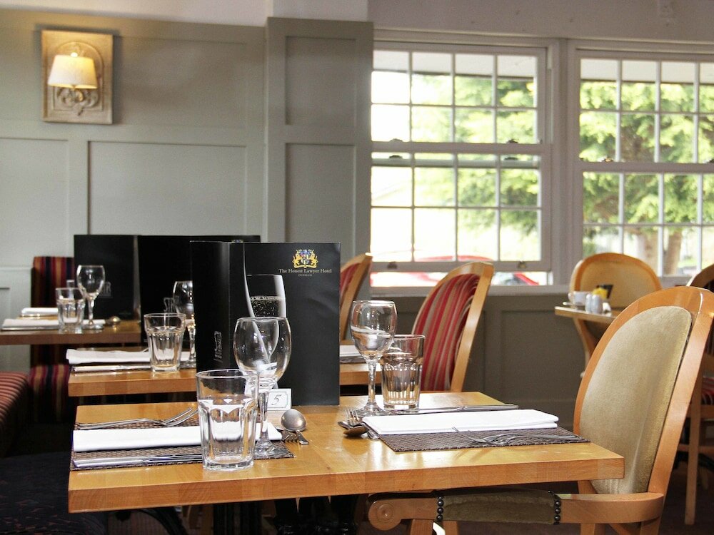 Фото Honest Lawyer Hotel