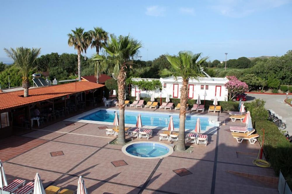 Фото Sandy's Studios Apartments & Log Villas