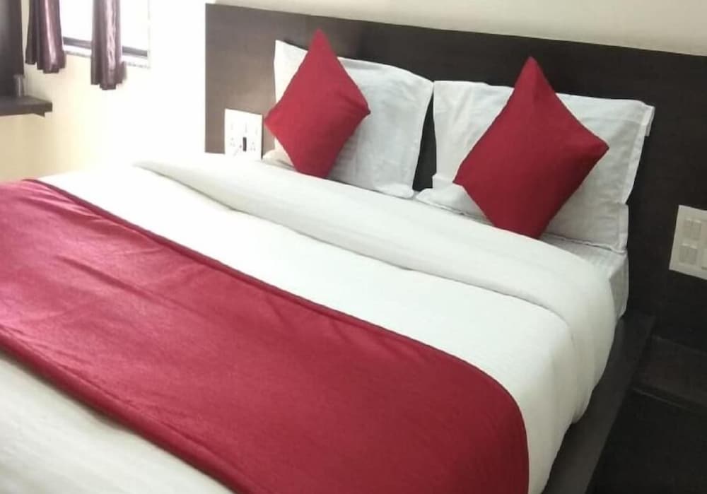 Фото Hotel Gayatri by Sky Stays