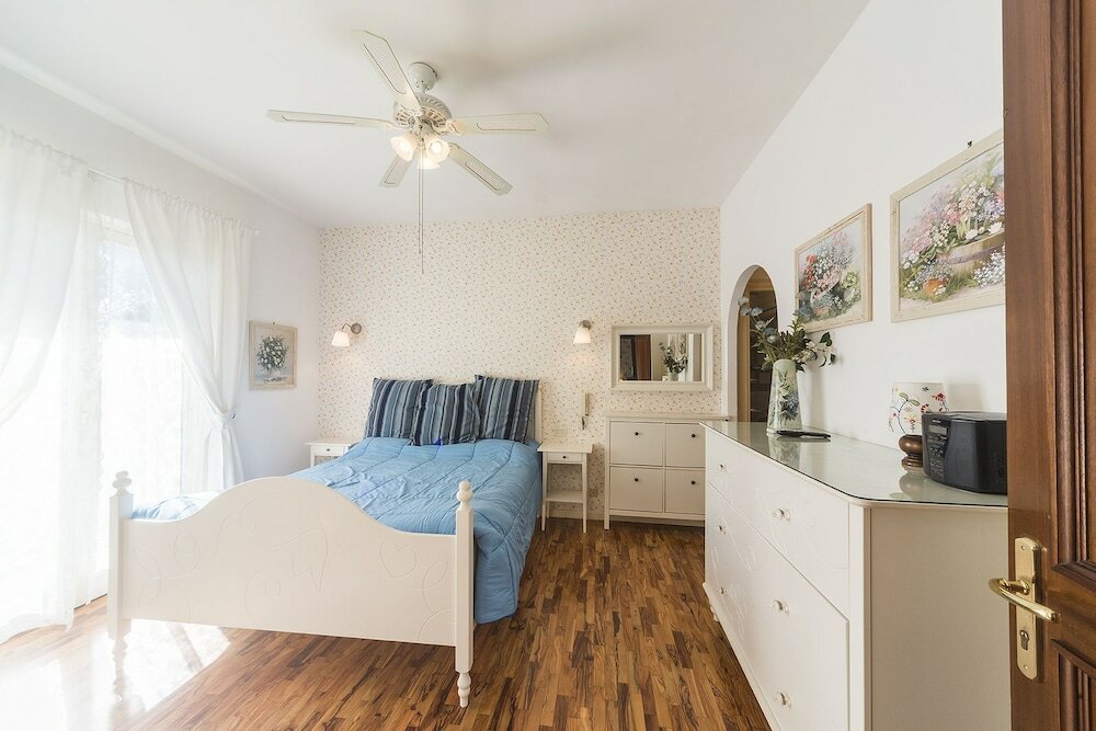 Фото Casale dell'Insugherata B&b Roma