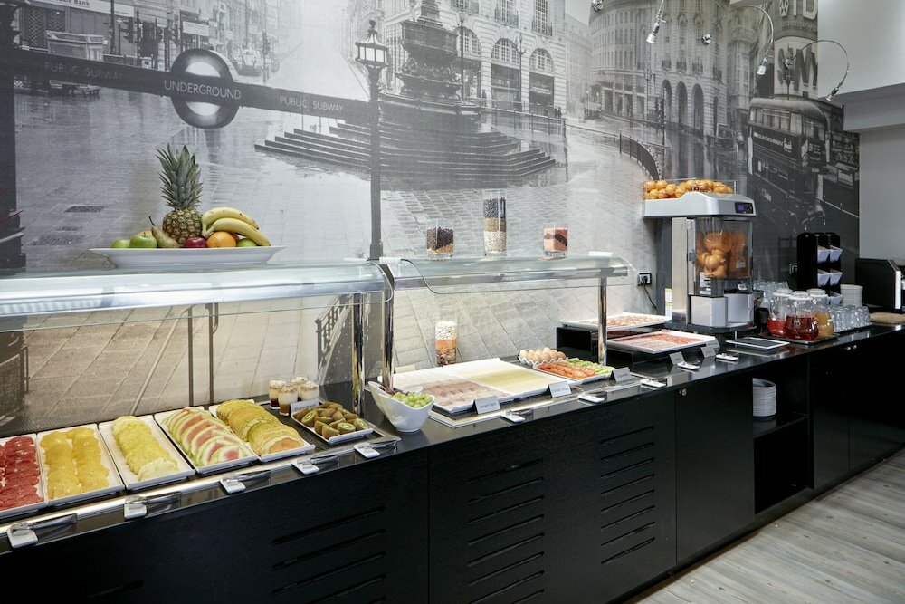 Фото The Queen’s Gate Hotel