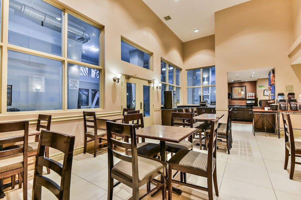 Фото Comfort Inn & Suites Ambassador Bridge