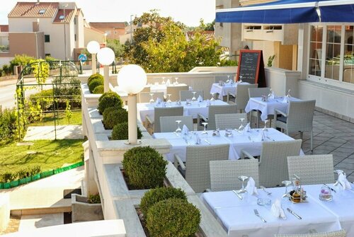 Гостиница Hotel Mediteran в Задаре